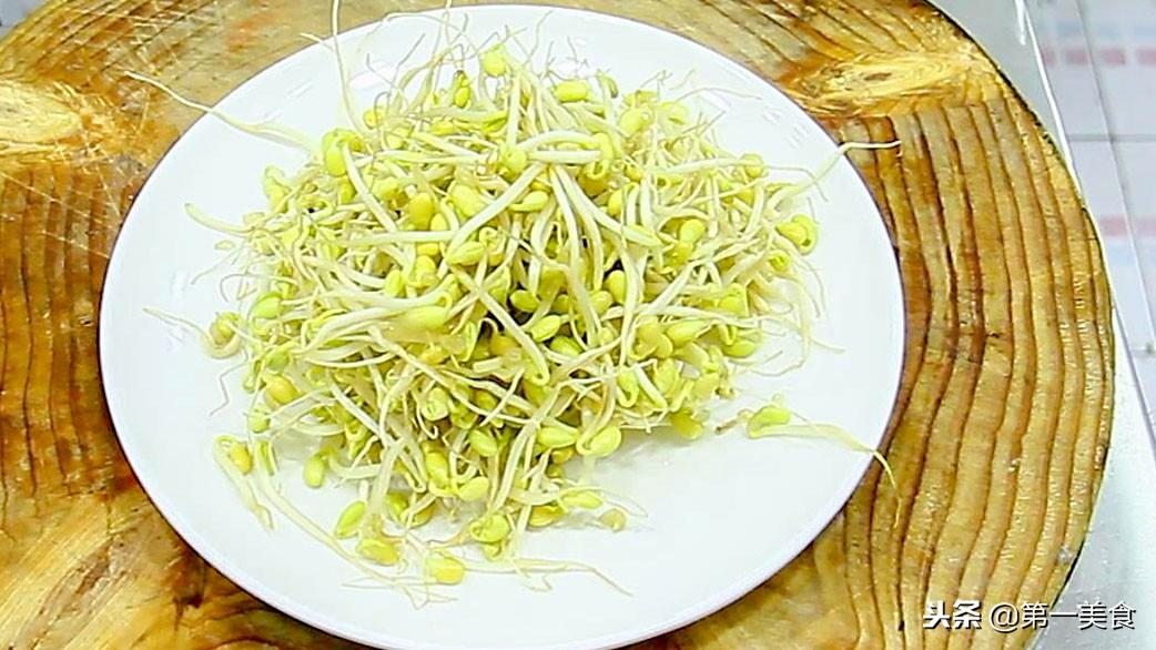 跟着大厨学做菜，小炒黄豆芽也能做出饭店的味道，越吃越香（炒黄豆芽菜的做法大全窍门）