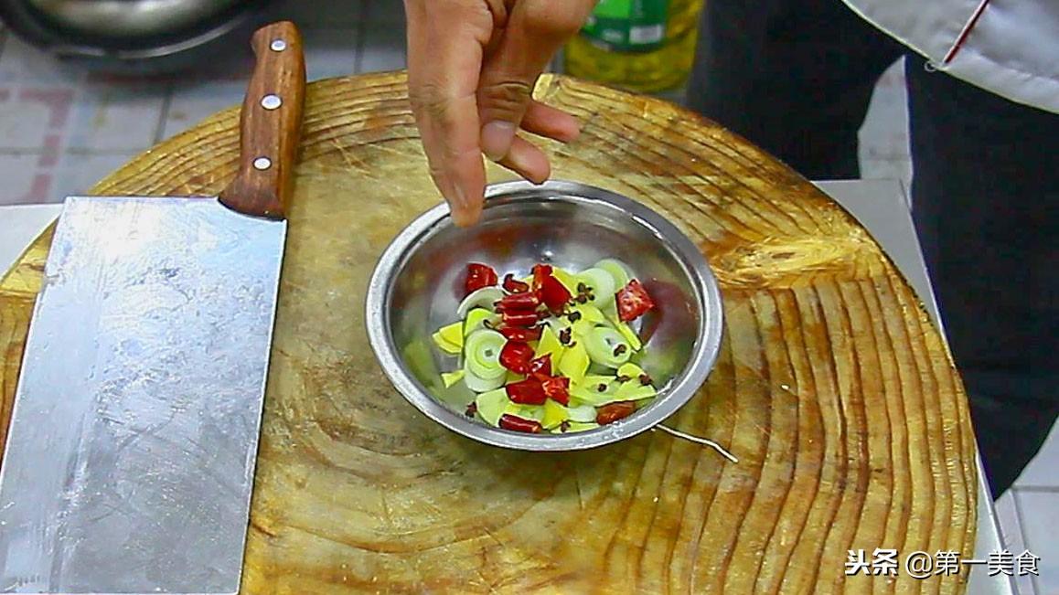 跟着大厨学做菜，小炒黄豆芽也能做出饭店的味道，越吃越香（炒黄豆芽菜的做法大全窍门）