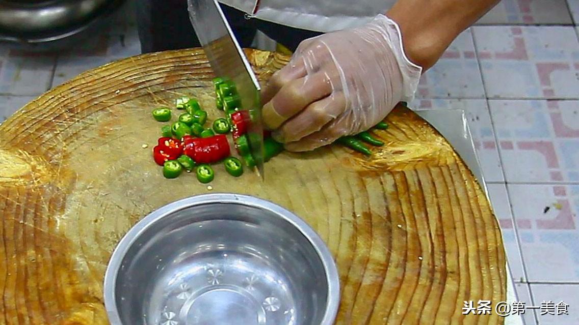 跟着大厨学做菜，小炒黄豆芽也能做出饭店的味道，越吃越香（炒黄豆芽菜的做法大全窍门）