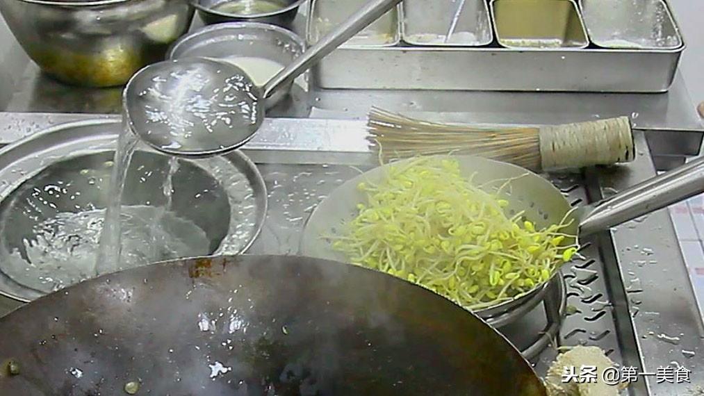 跟着大厨学做菜，小炒黄豆芽也能做出饭店的味道，越吃越香（炒黄豆芽菜的做法大全窍门）