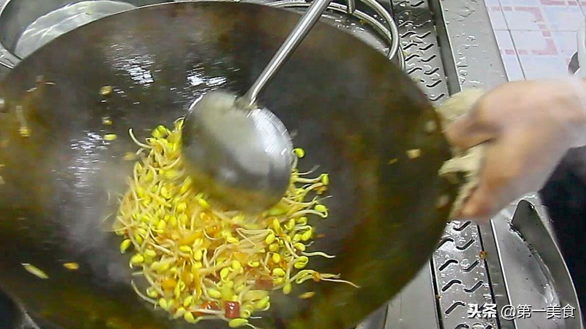 跟着大厨学做菜，小炒黄豆芽也能做出饭店的味道，越吃越香（炒黄豆芽菜的做法大全窍门）