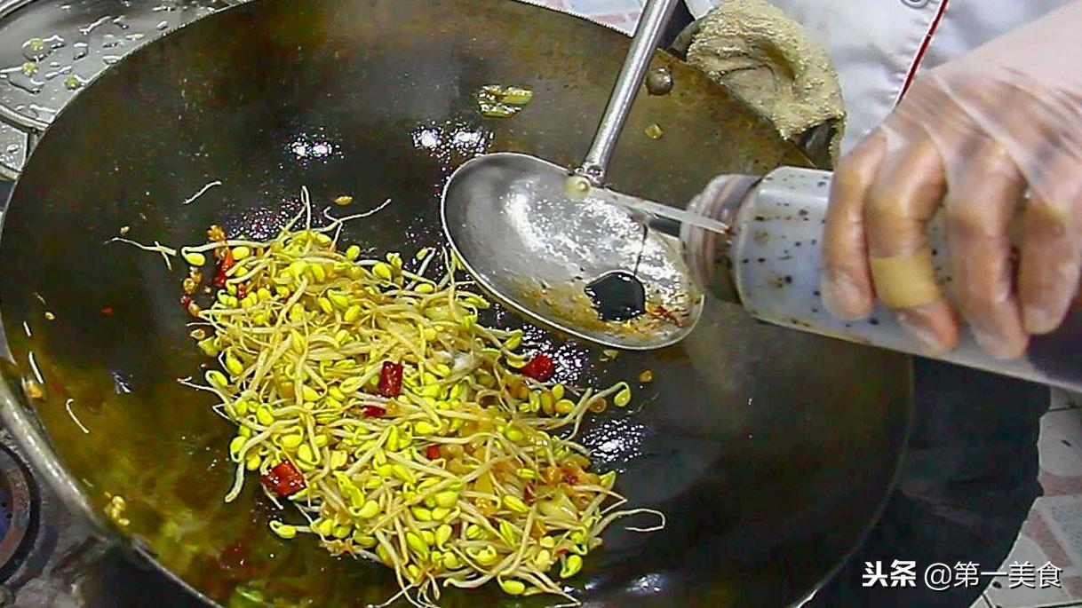 跟着大厨学做菜，小炒黄豆芽也能做出饭店的味道，越吃越香（炒黄豆芽菜的做法大全窍门）