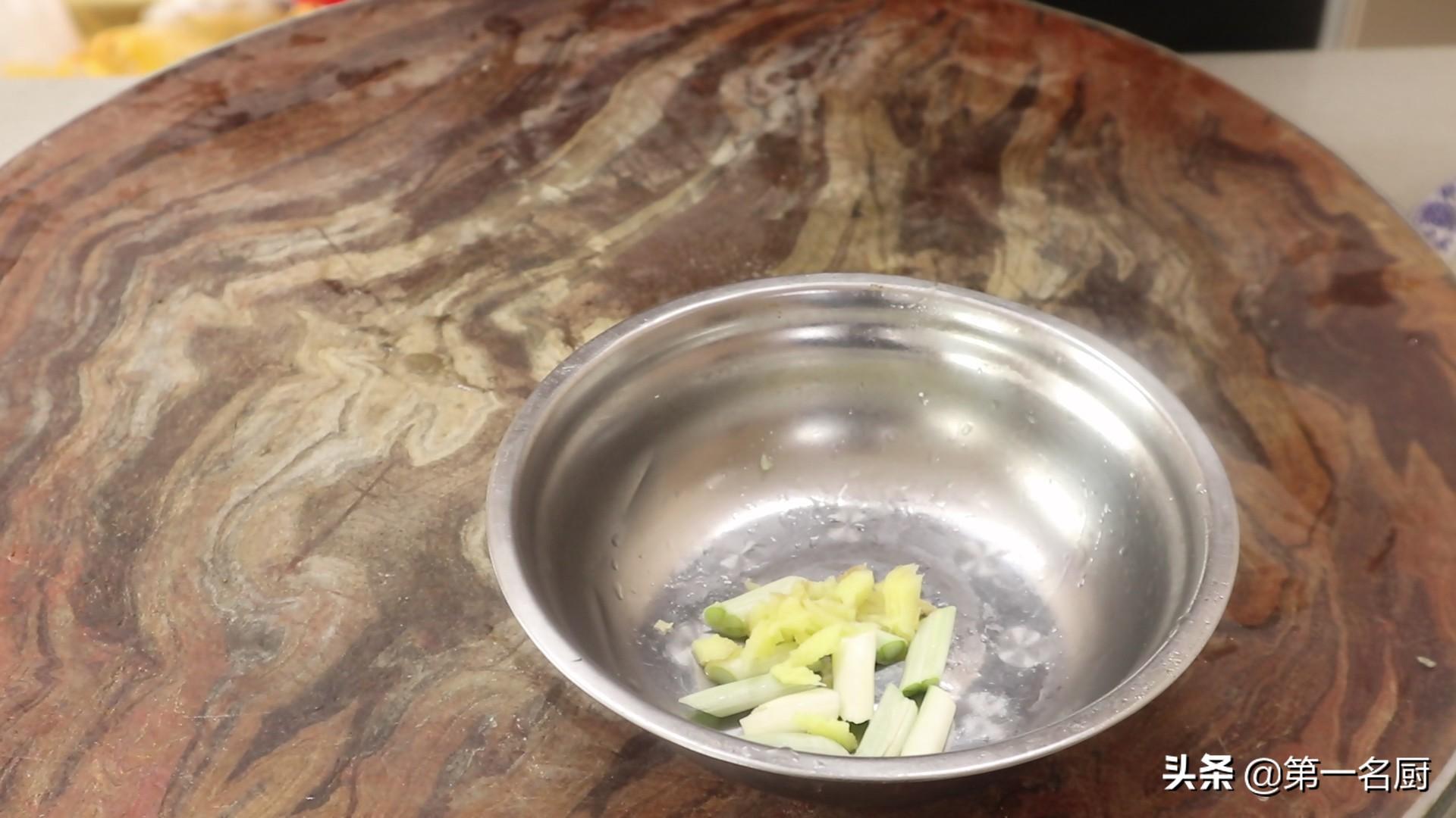 家人最爱吃的小炒黄豆芽，大厨教你在家轻松做，简单入味，营养高（家常炒黄豆芽粉条的做法）