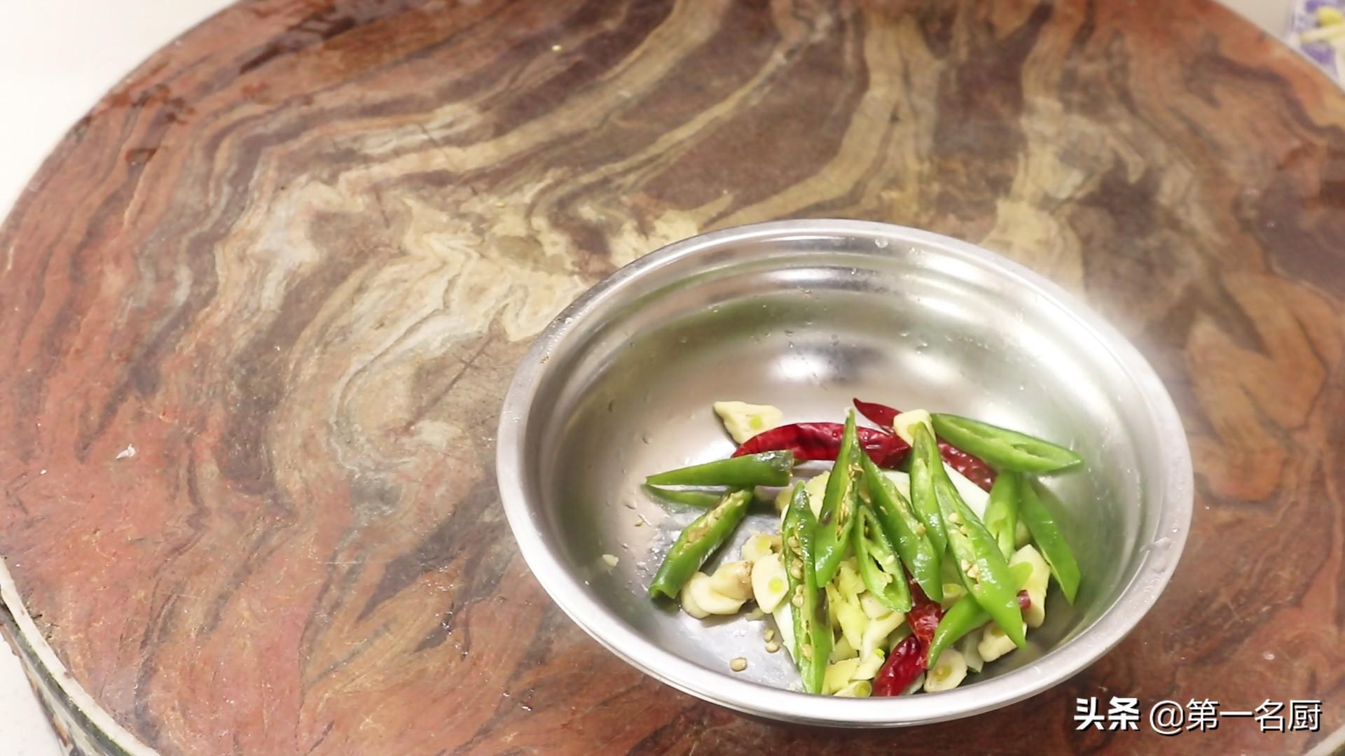 家人最爱吃的小炒黄豆芽，大厨教你在家轻松做，简单入味，营养高（家常炒黄豆芽粉条的做法）