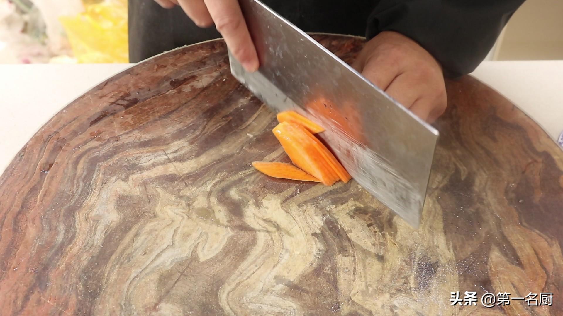 家人最爱吃的小炒黄豆芽，大厨教你在家轻松做，简单入味，营养高（家常炒黄豆芽粉条的做法）