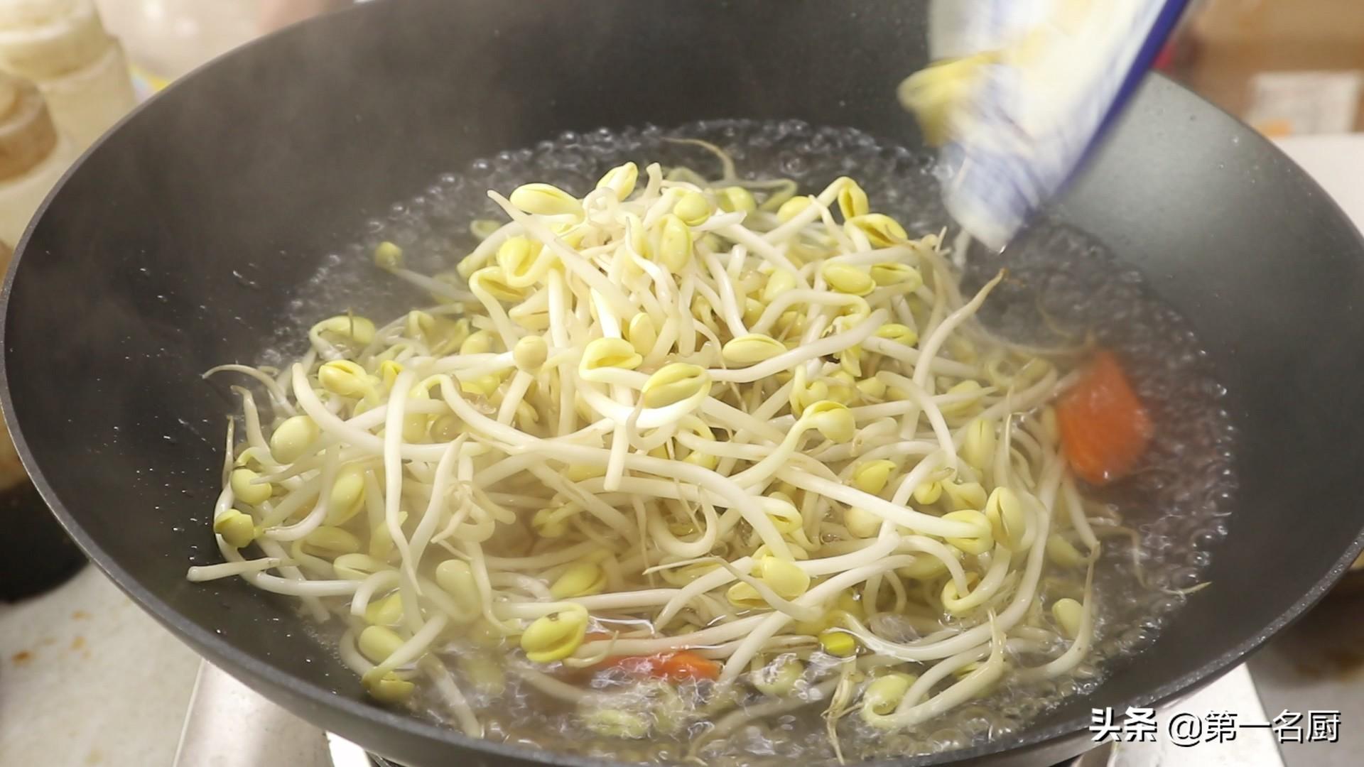 家人最爱吃的小炒黄豆芽，大厨教你在家轻松做，简单入味，营养高（家常炒黄豆芽粉条的做法）