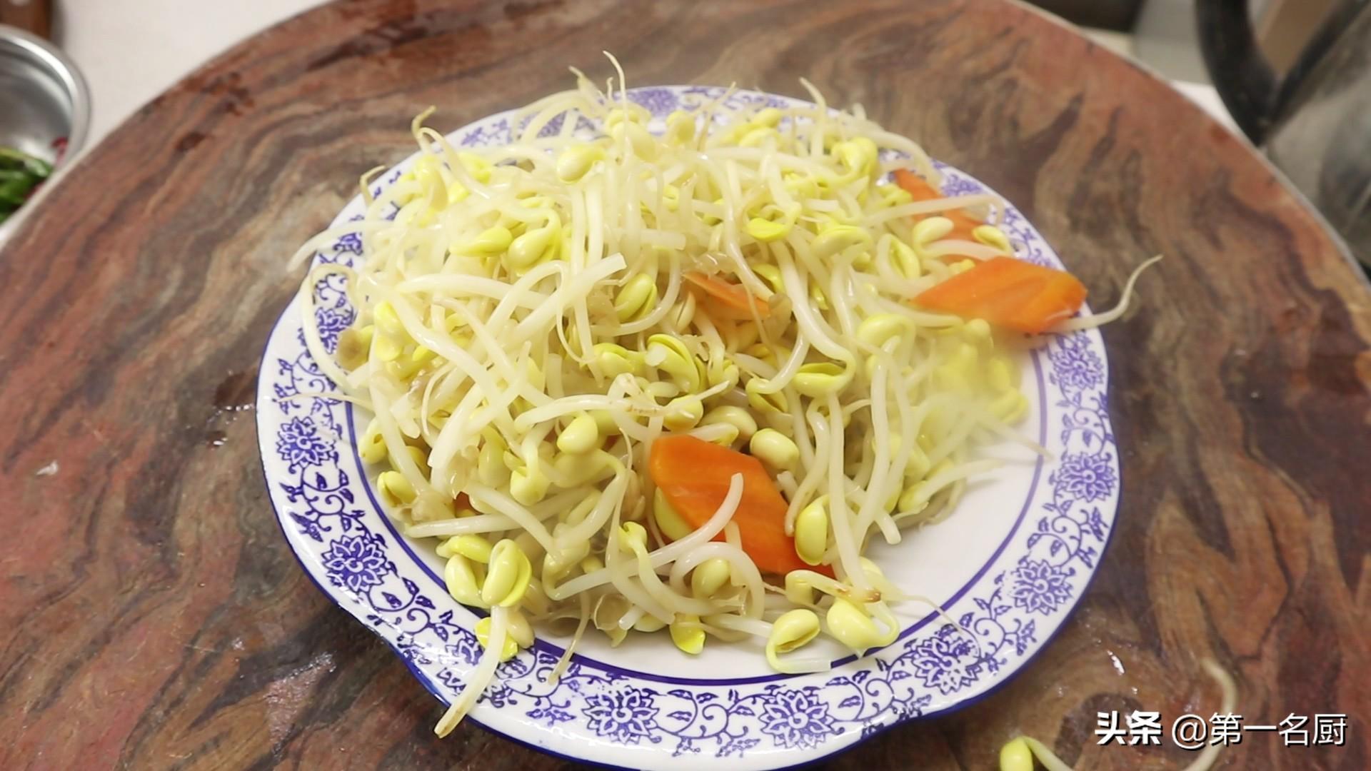 家人最爱吃的小炒黄豆芽，大厨教你在家轻松做，简单入味，营养高（家常炒黄豆芽粉条的做法）