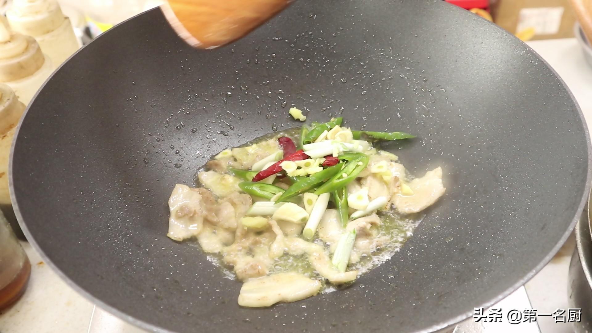 家人最爱吃的小炒黄豆芽，大厨教你在家轻松做，简单入味，营养高（家常炒黄豆芽粉条的做法）