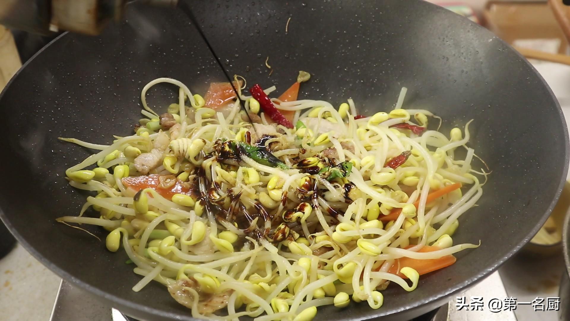 家人最爱吃的小炒黄豆芽，大厨教你在家轻松做，简单入味，营养高（家常炒黄豆芽粉条的做法）