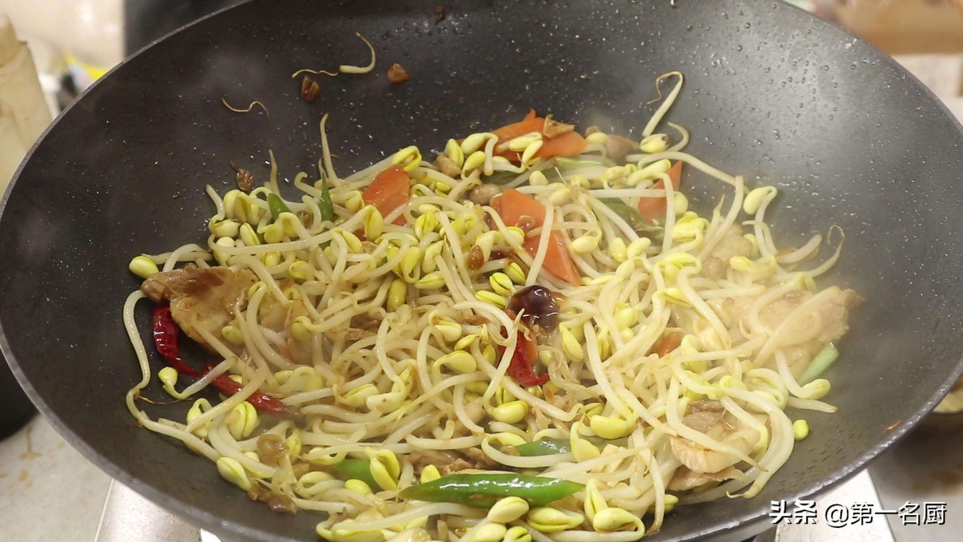 家人最爱吃的小炒黄豆芽，大厨教你在家轻松做，简单入味，营养高（家常炒黄豆芽粉条的做法）