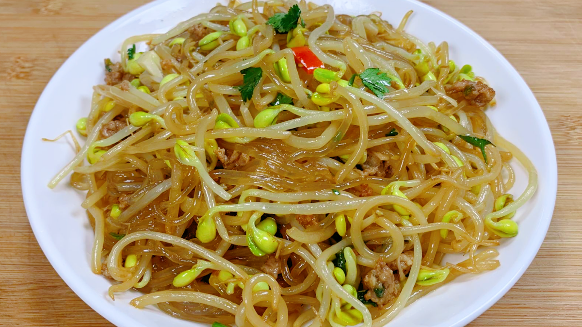 冬天多吃豆芽菜，3块钱炒一大盘，鲜嫩营养，尤其女性要多吃（豆芽菜怎么炒?）