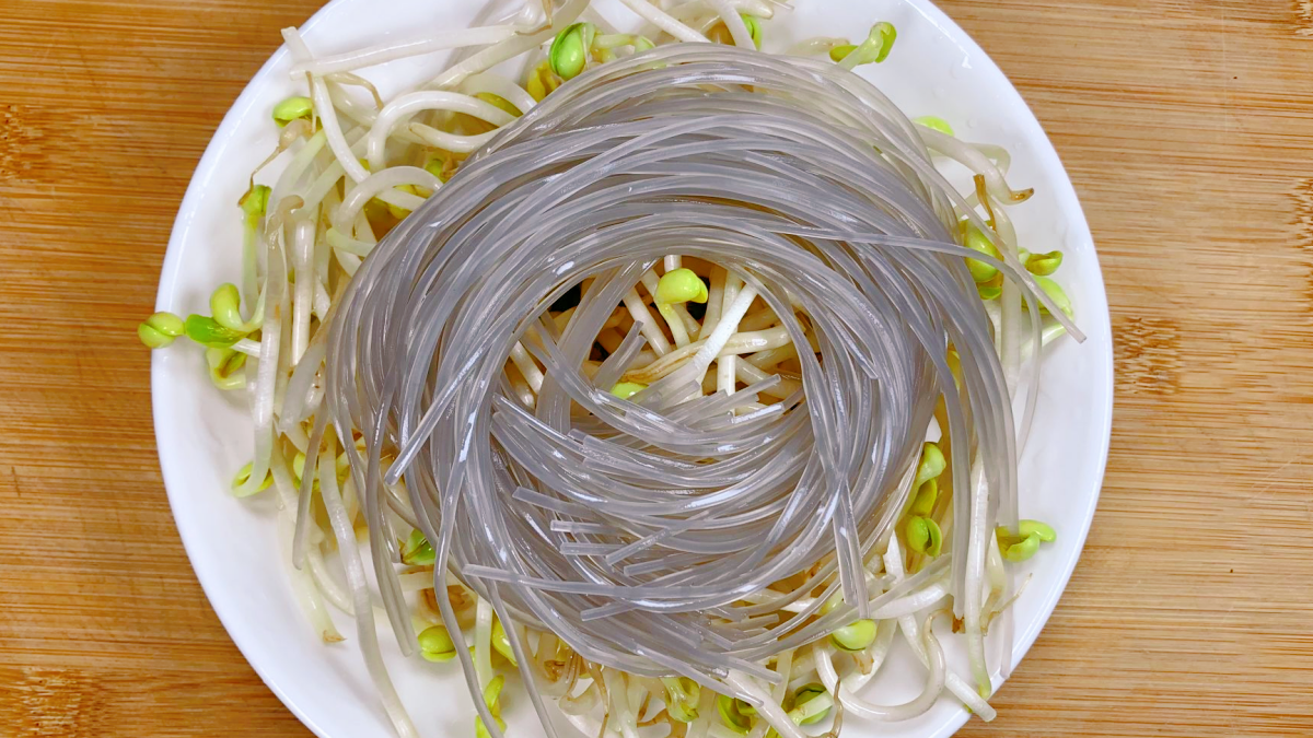 冬天多吃豆芽菜，3块钱炒一大盘，鲜嫩营养，尤其女性要多吃（豆芽菜怎么炒?）