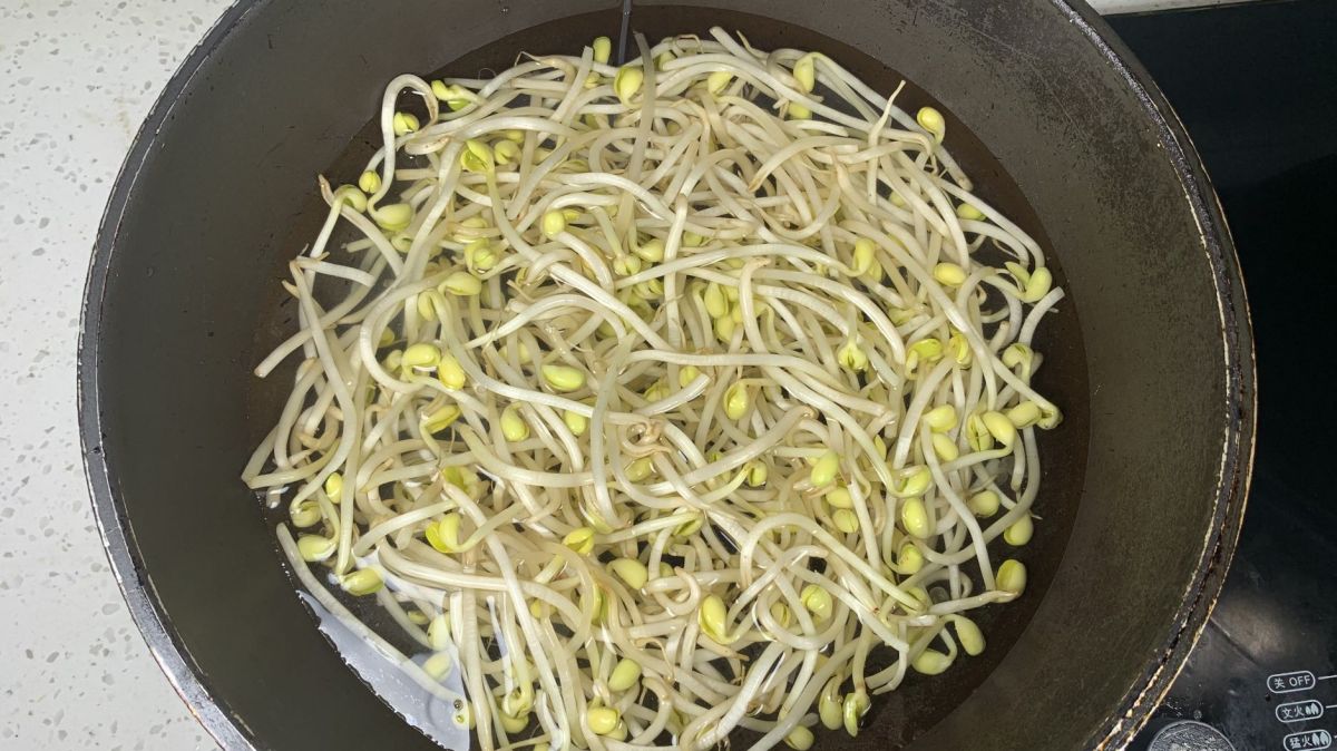 冬天多吃豆芽菜，3块钱炒一大盘，鲜嫩营养，尤其女性要多吃（豆芽菜怎么炒?）