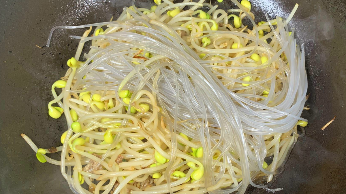 冬天多吃豆芽菜，3块钱炒一大盘，鲜嫩营养，尤其女性要多吃（豆芽菜怎么炒?）