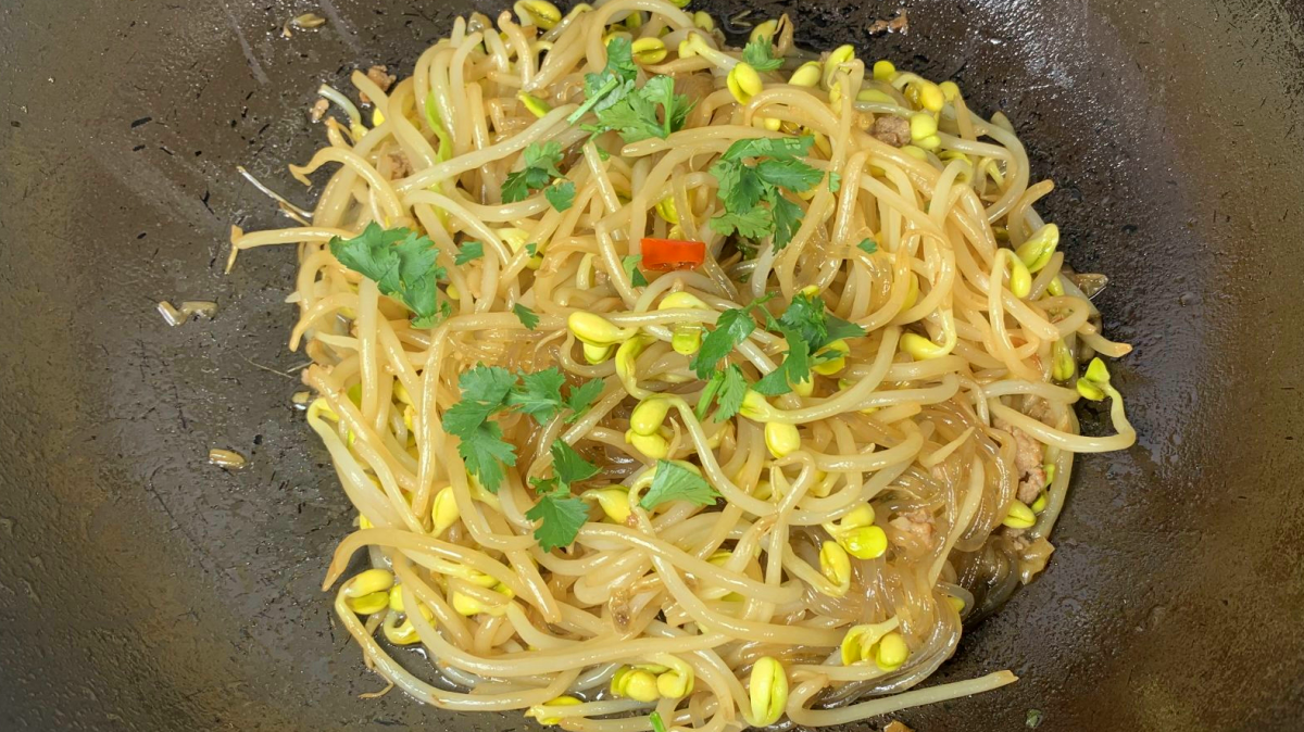 冬天多吃豆芽菜，3块钱炒一大盘，鲜嫩营养，尤其女性要多吃（豆芽菜怎么炒?）