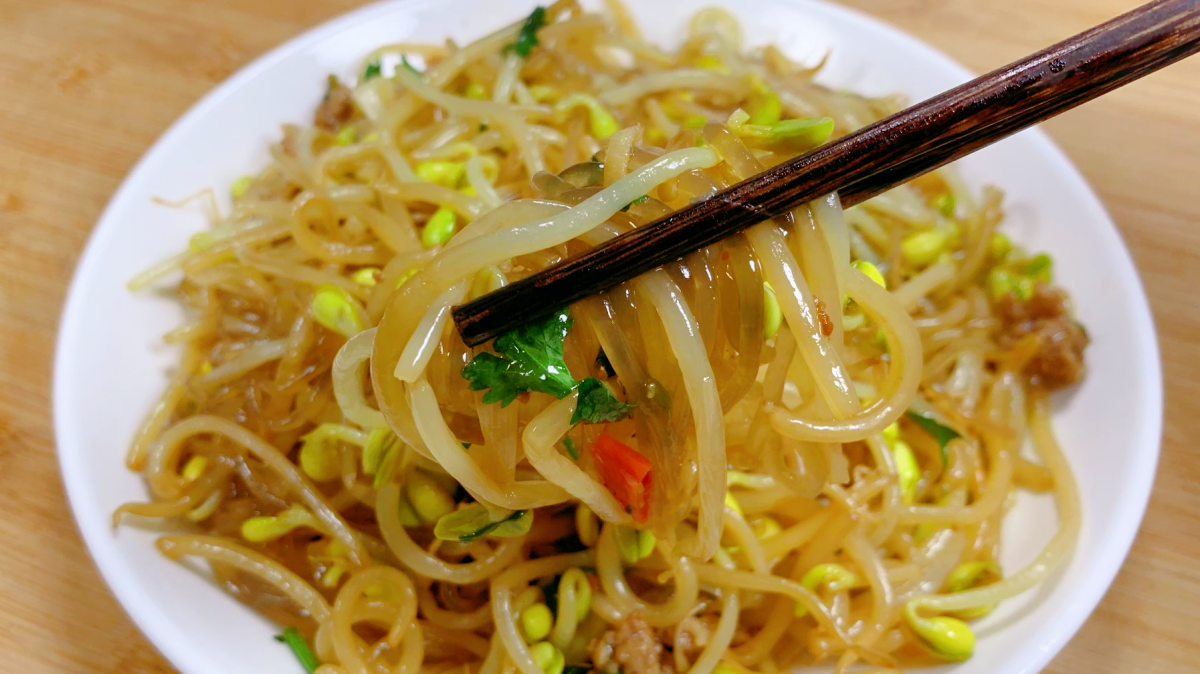 冬天多吃豆芽菜，3块钱炒一大盘，鲜嫩营养，尤其女性要多吃（豆芽菜怎么炒?）