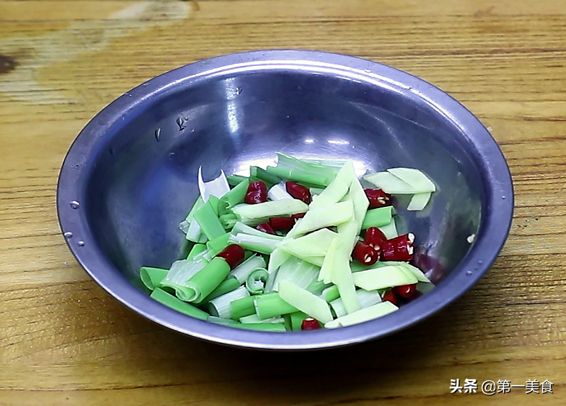 下厨不用花哨的“炫技”，记住这两点，炒出最好吃的绿豆芽（绿豆芽怎么炒才好吃?）