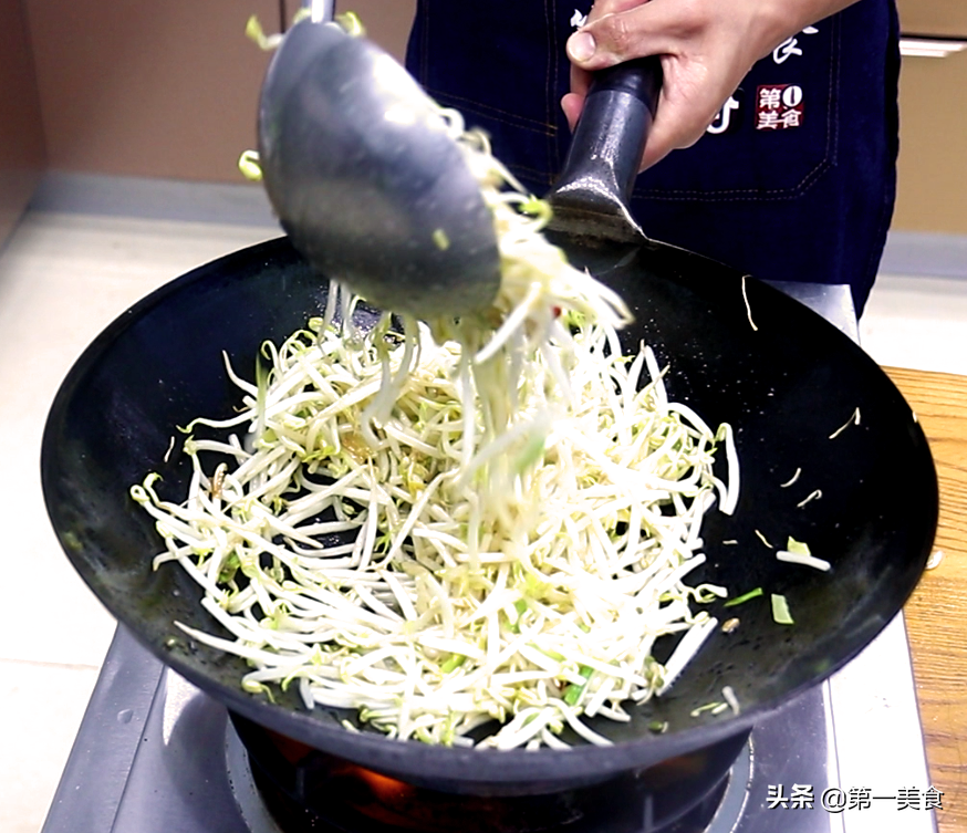 下厨不用花哨的“炫技”，记住这两点，炒出最好吃的绿豆芽（绿豆芽怎么炒才好吃?）