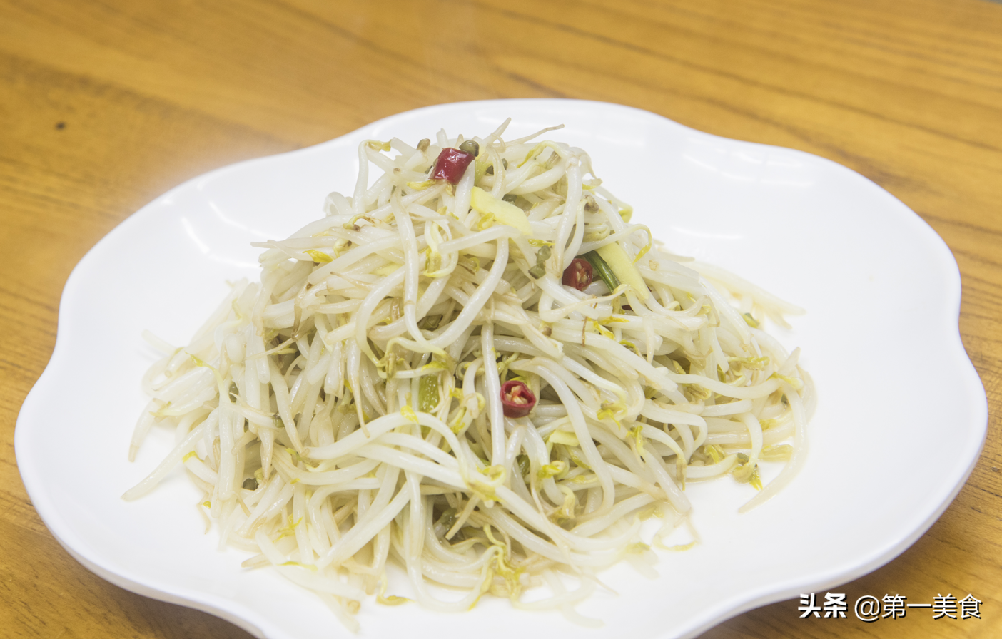 下厨不用花哨的“炫技”，记住这两点，炒出最好吃的绿豆芽（绿豆芽怎么炒才好吃?）