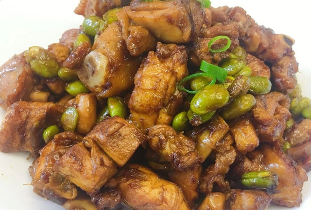 毛豆怎么炒？大叔教你毛豆烧鸡，鲜香味美，简单易做，超级好吃！（毛豆烧鸡怎么做才好吃窍门视频教程）