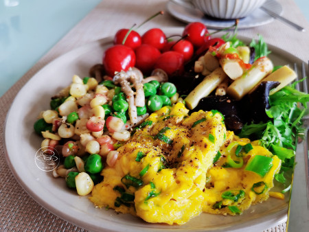 水煮玉米粒豌豆仁，尖椒炒绿豆芽，简单好做，家常味道可口（玉米粒炒豌豆怎么做）