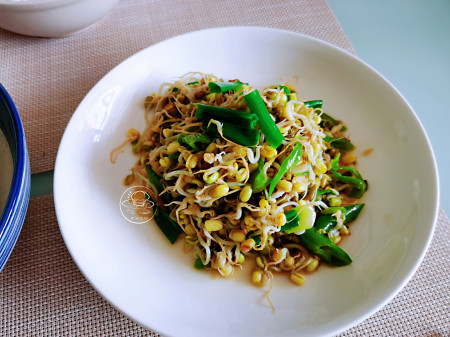 水煮玉米粒豌豆仁，尖椒炒绿豆芽，简单好做，家常味道可口（玉米粒炒豌豆怎么做）