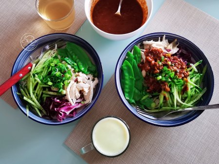 水煮玉米粒豌豆仁，尖椒炒绿豆芽，简单好做，家常味道可口（玉米粒炒豌豆怎么做）