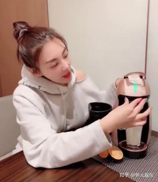 张雨绮与袁巴元闹翻后首次露面，不受舆论影响，生活滋润-张雨绮和袁巴元微信对话