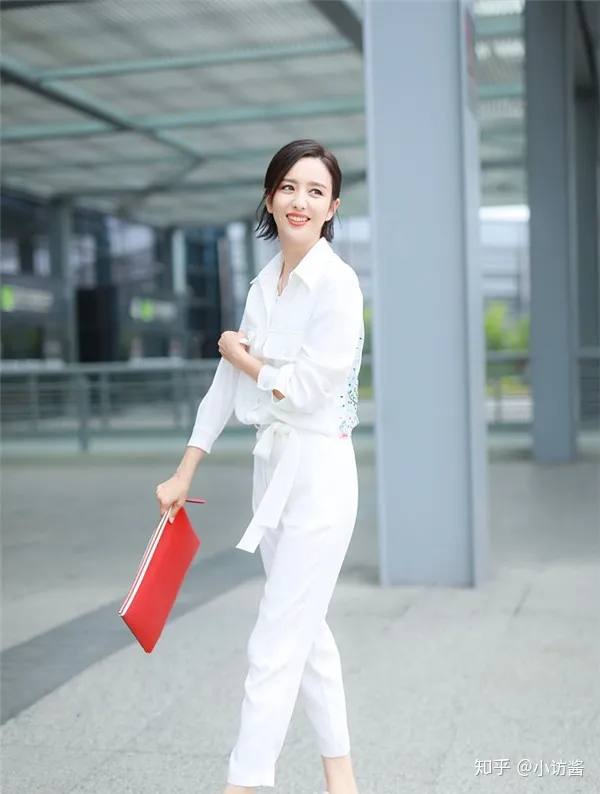 佟丽娅新剧确认，现身机场，身穿连体工装裤优雅帅气