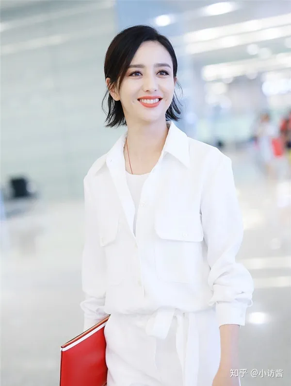 佟丽娅新剧确认，现身机场，身穿连体工装裤优雅帅气