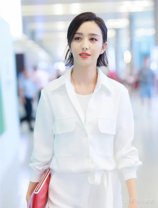 佟丽娅新剧确认，现身机场，身穿连体工装裤优雅帅气