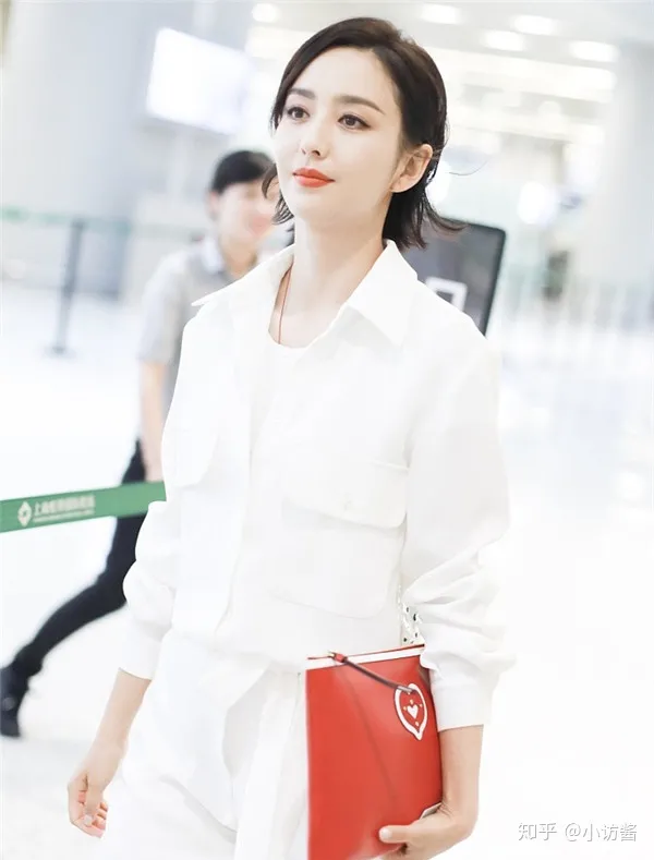 佟丽娅新剧确认，现身机场，身穿连体工装裤优雅帅气