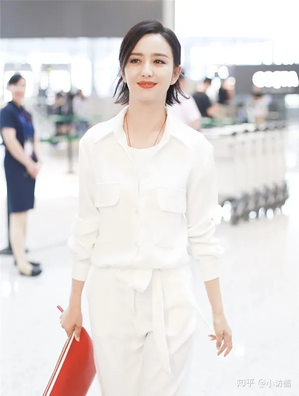 佟丽娅新剧确认，现身机场，身穿连体工装裤优雅帅气