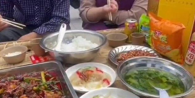 一桌八个菜仅一荤卖528元，价格是市场调节？这样处理谁还敢去？-一桌八个菜什么意思