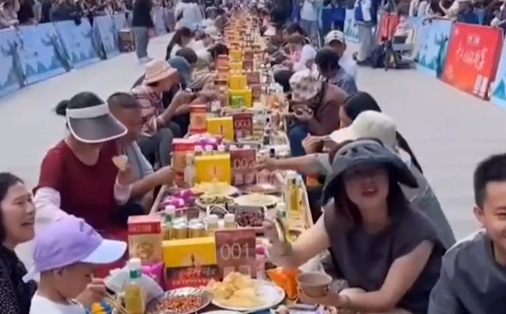 一桌八个菜仅一荤卖528元，价格是市场调节？这样处理谁还敢去？-一桌八个菜什么意思