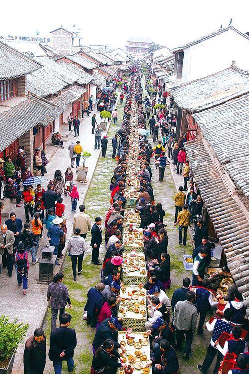 大理长街宴八个菜仅一荤卖528元，官方回应：系市场自主调节定价-大理城区美食一条街在哪里