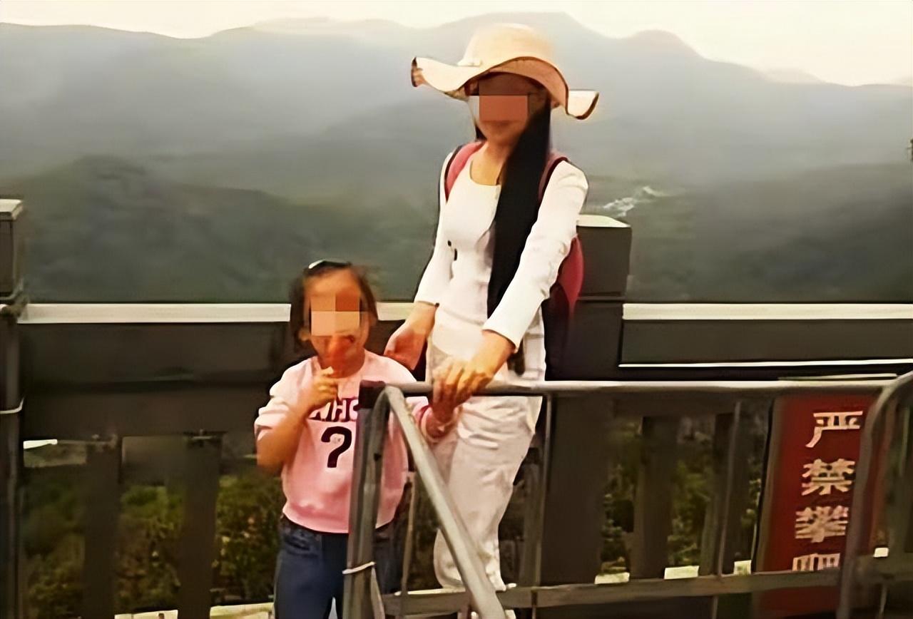 母亲绑着两个女儿溺亡，男方家属：还没有安葬，前夫精神状态不好-母亲带两个孩子坠楼事件视频