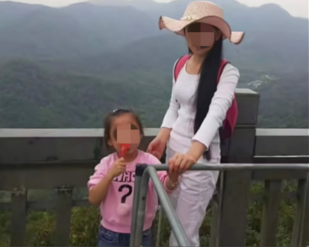 35岁妈妈带两个女儿自杀：她不是因为傻-母亲带着两个孩子从24楼跳下