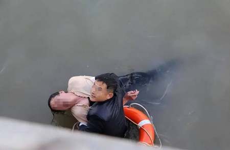 35岁妈妈带两个女儿自杀：她不是因为傻-母亲带着两个孩子从24楼跳下