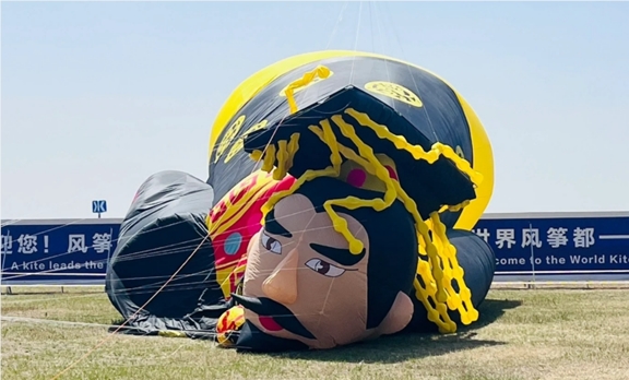 潍坊风筝节现躺平版“秦始皇”  网友：这是秦始皇摔过最狠的一跤（2020山东潍坊风筝节）