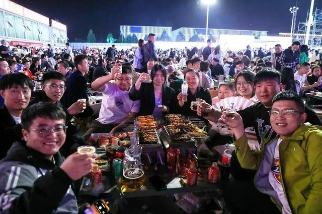 淄博烧烤真的“凉”了吗？记者实地探访→-淄博烧烤为啥火了