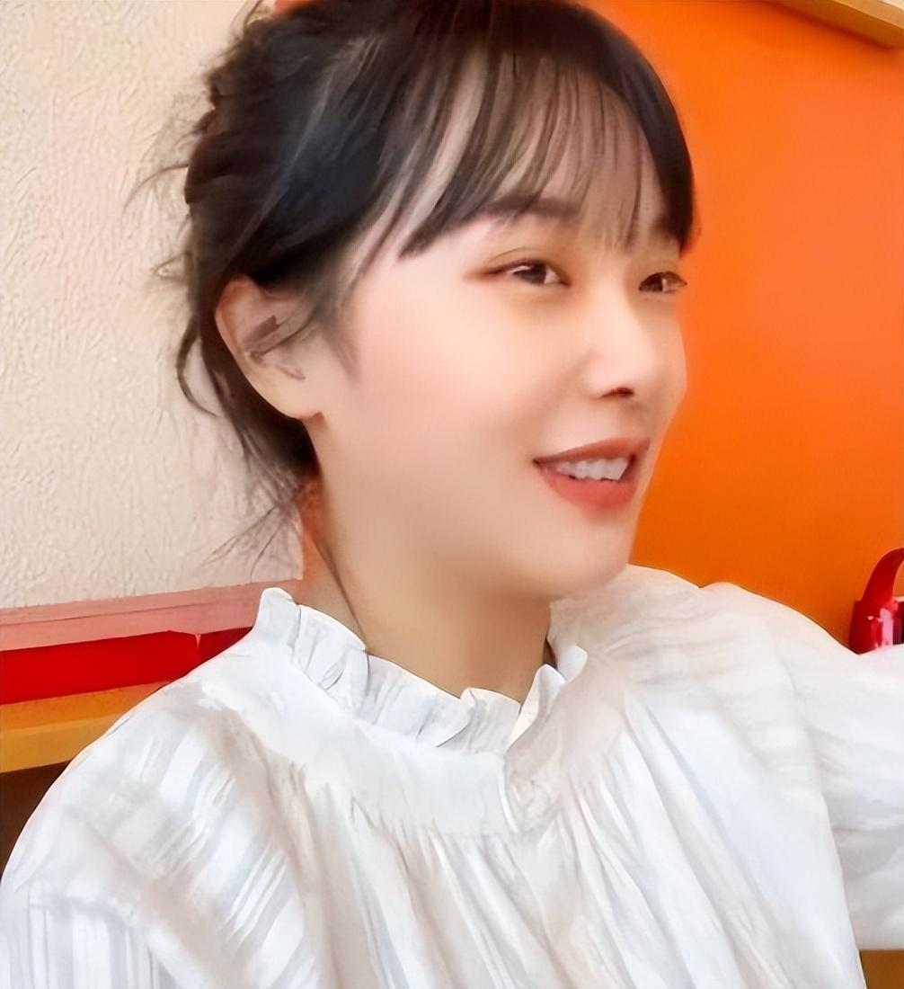 黄老师“挖呀挖”后转型，素颜参加线下活动，无滤镜颜值遭嘲讽-黄老师多大年纪