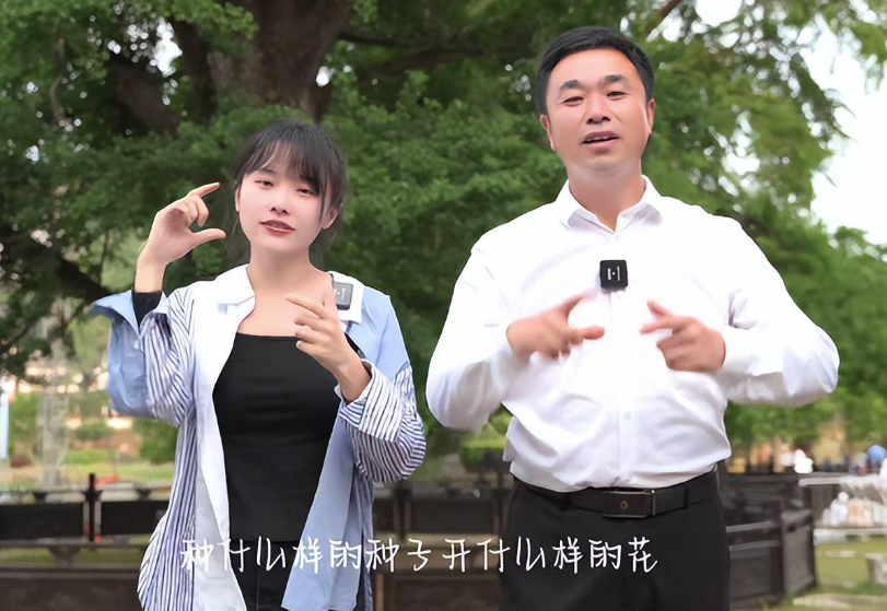 黄老师“挖呀挖”后转型，素颜参加线下活动，无滤镜颜值遭嘲讽-黄老师多大年纪