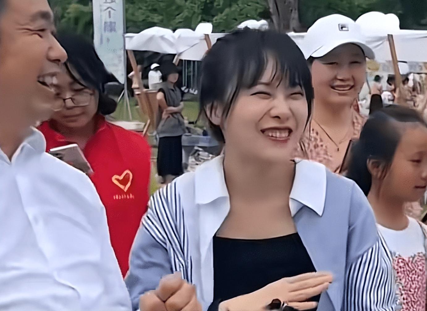 黄老师“挖呀挖”后转型，素颜参加线下活动，无滤镜颜值遭嘲讽-黄老师多大年纪