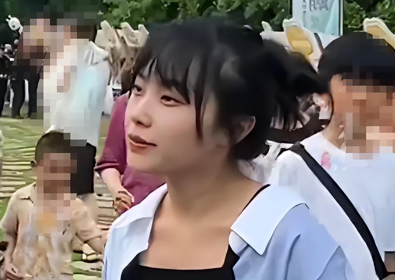 黄老师“挖呀挖”后转型，素颜参加线下活动，无滤镜颜值遭嘲讽-黄老师多大年纪