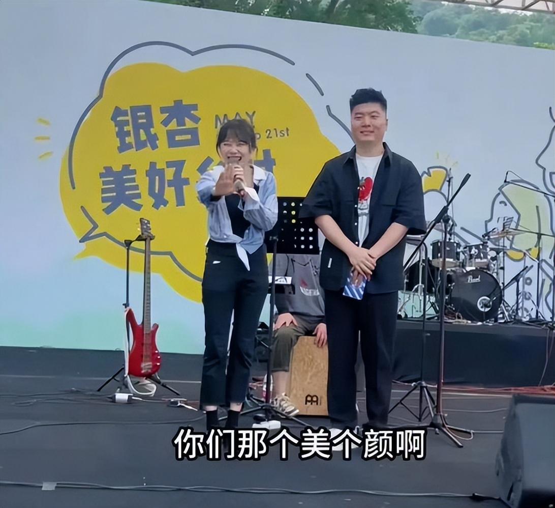 黄老师“挖呀挖”后转型，素颜参加线下活动，无滤镜颜值遭嘲讽-黄老师多大年纪