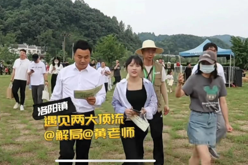 黄老师“挖呀挖”后转型，素颜参加线下活动，无滤镜颜值遭嘲讽-黄老师多大年纪