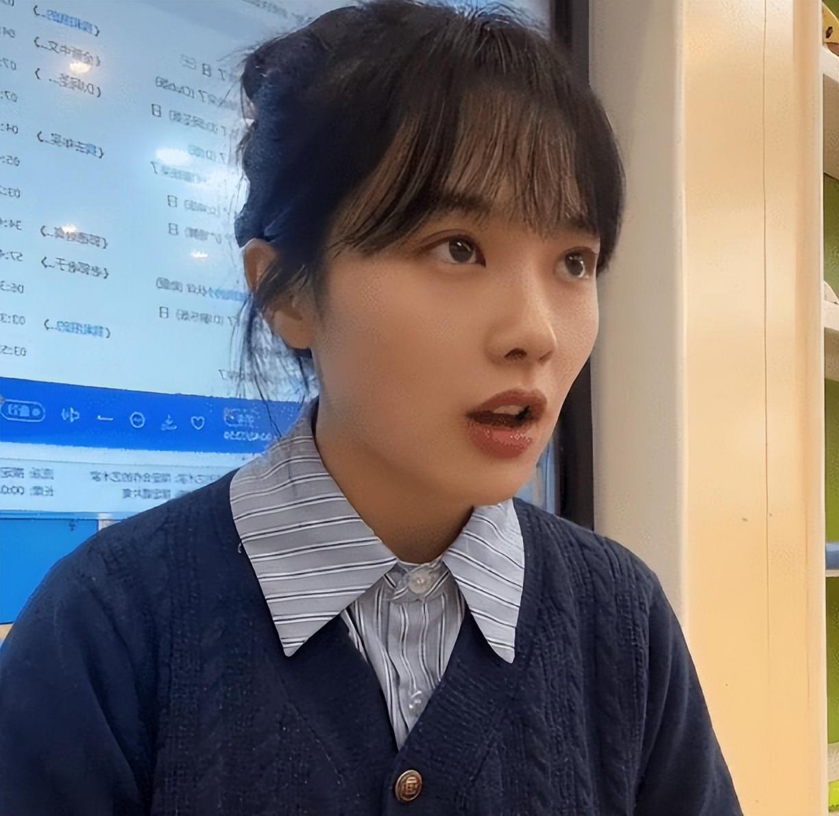 黄老师“挖呀挖”后转型，素颜参加线下活动，无滤镜颜值遭嘲讽-黄老师多大年纪