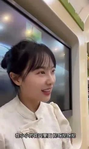 突然爆红的“挖呀挖”黄老师，素颜出镜遭吐槽…-挖呀挖呀嗖嗖歌曲 视频