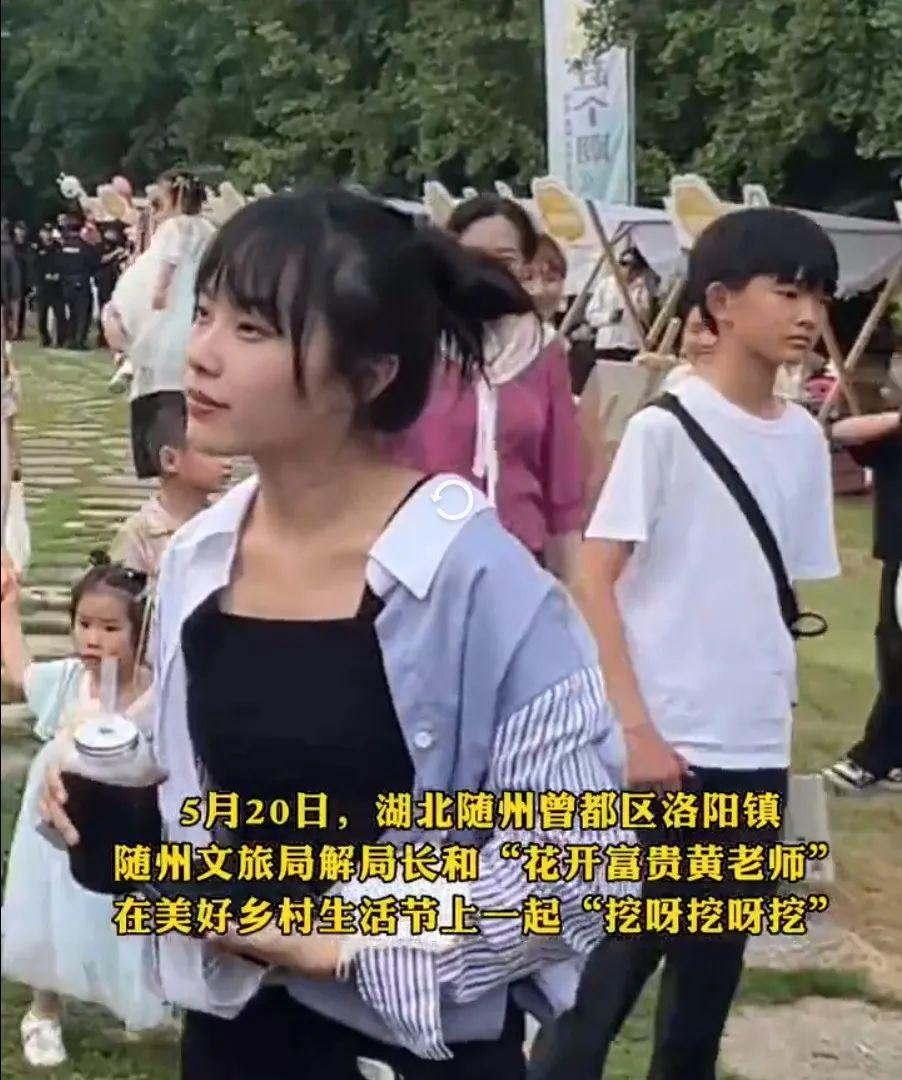 突然爆红的“挖呀挖”黄老师，素颜出镜遭吐槽…-挖呀挖呀嗖嗖歌曲 视频